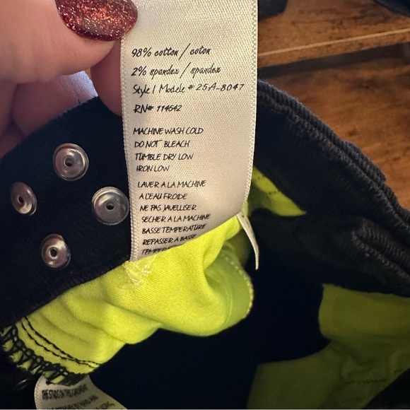 BLANK NYC Heavy Studded Destroyed Hi-Rise Denim Black Raw Hem Shorts Size 28 - Picture 6 of 10